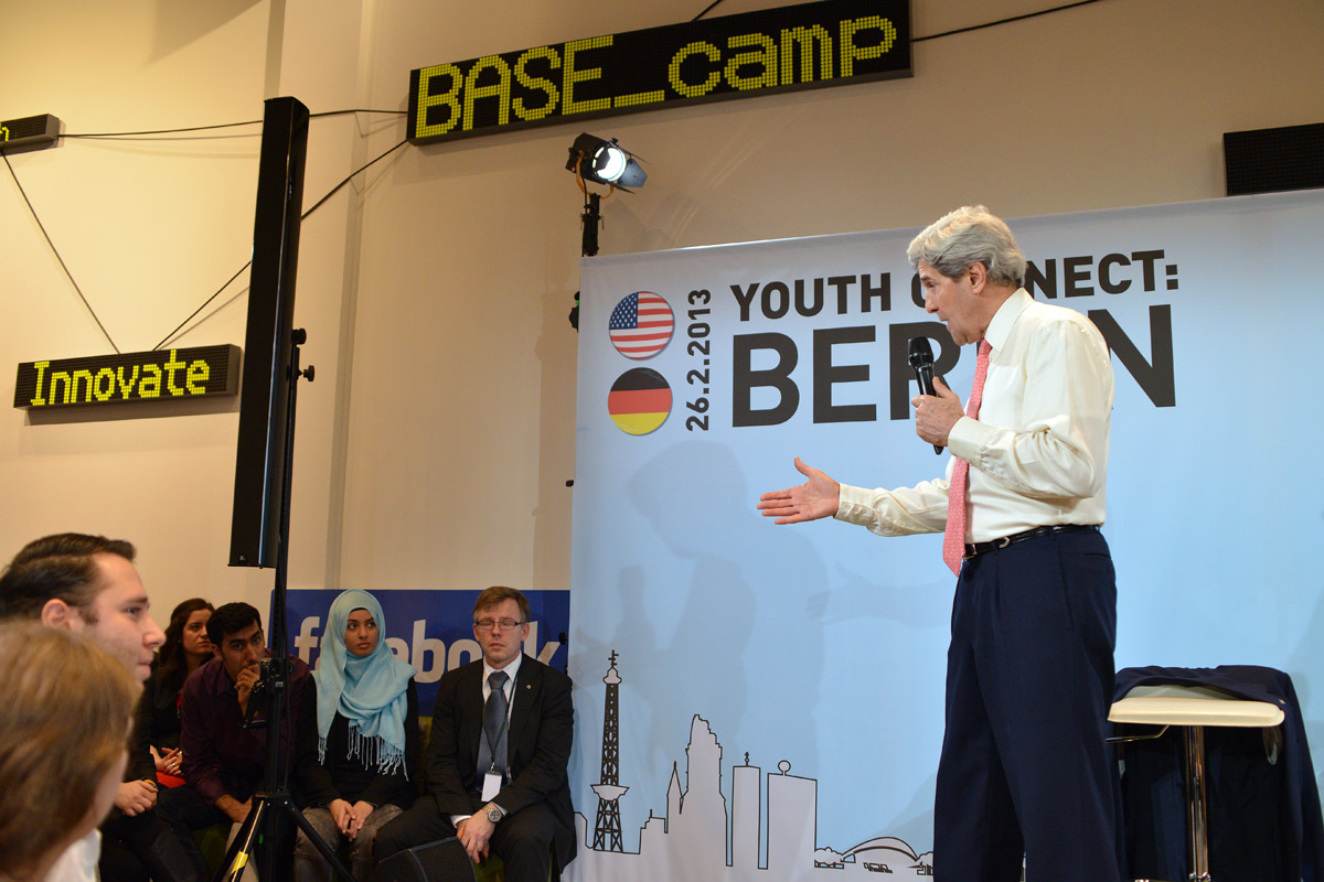 John Kerry im Base Camp Berlin